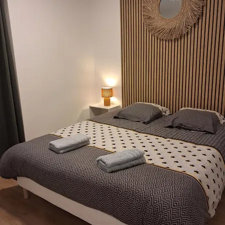 Le Fontaine Pour 4 Personnes Le Charme En Cite Medievale Apartment